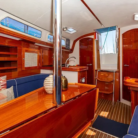 Stunning Boat 2 Bedrooms, Wc, High Ceiling Hotel en barco