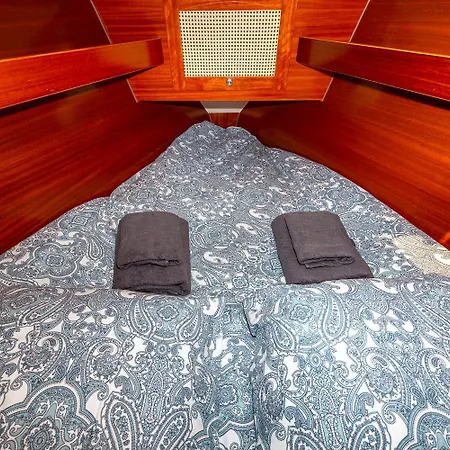 Stunning Boat 2 Bedrooms, Wc, High Ceiling Hotel en barco