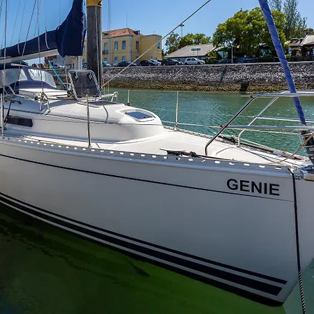 Hotel en barco Stunning Boat 2 Bedrooms, Wc, High Ceiling