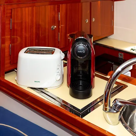 Hotel en barco Stunning Boat 2 Bedrooms, Wc, High Ceiling Lisboa