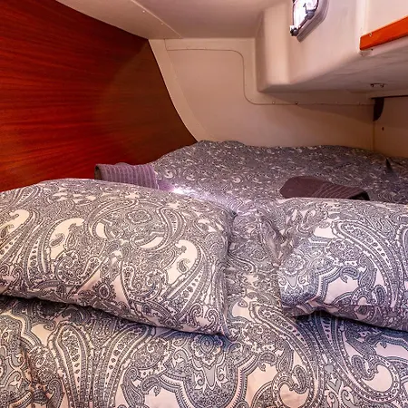 Stunning Boat 2 Bedrooms, Wc, High Ceiling Ботель Лиссабон