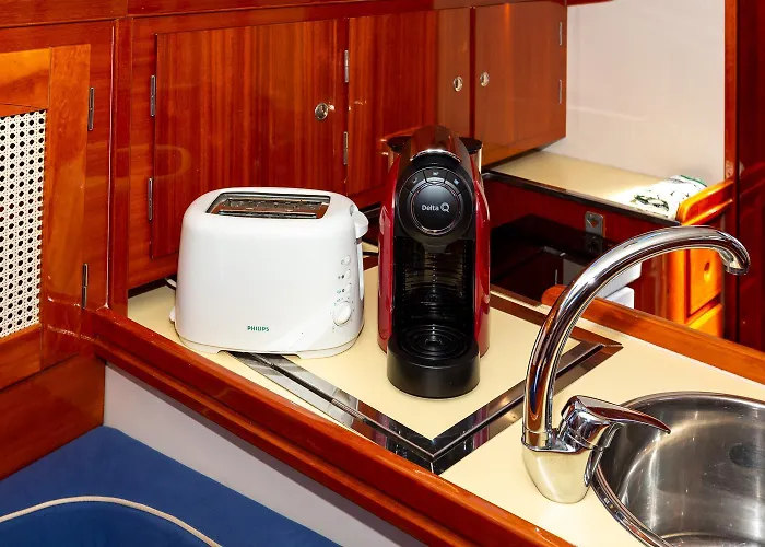 Ботель Stunning Boat 2 Bedrooms, Wc, High Ceiling Лиссабон