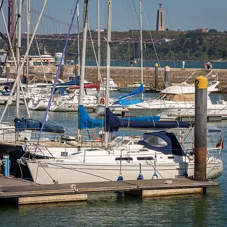 Stunning Boat 2 Bedrooms, Wc, High Ceiling * ליסבון