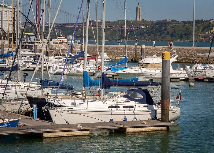 Stunning Boat 2 Bedrooms, Wc, High Ceiling * ליסבון