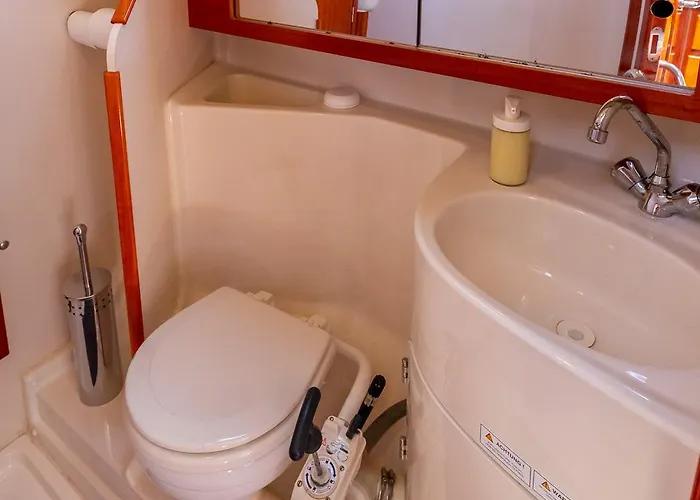 Stunning Boat 2 Bedrooms, Wc, High Ceiling ליסבון