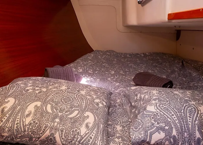 Stunning Boat 2 Bedrooms, Wc, High Ceiling *