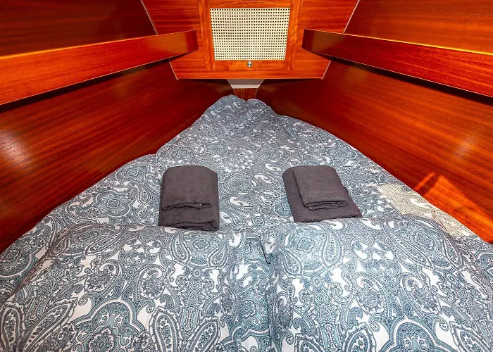 Stunning Boat 2 Bedrooms, Wc, High Ceiling ספינת מלון