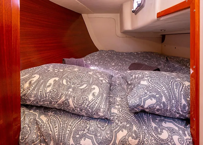 Stunning Boat 2 Bedrooms, Wc, High Ceiling ספינת מלון ליסבון