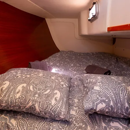 Stunning Boat 2 Bedrooms, Wc, High Ceiling *